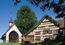Denkmal und Kapelle am Stoss